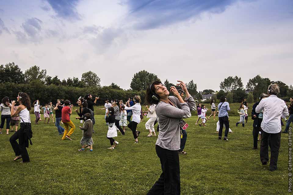 After Lecteurs In 2009 And Happy Protest 2015 David Rolland A Choreographer From Nantes West Of France Proposes New Project Called Au Milieu After Lecteurs In 2009 And Happy Protest 2015 David Rolland A Choreographer From Nantes West Of France Proposes New Project Called Au Milieu