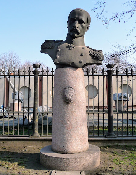 Пам'ятник віце-адміралу П. О. Корнілову