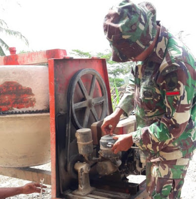 WARGA DAN TNI PERBAIKI MESIN MOLEN DI LOKASI TMMD