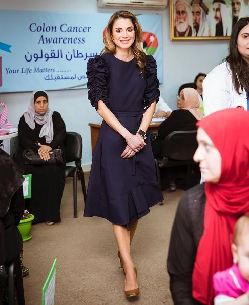 Queen Rania visited the Open Free Medical Day event at Zai in Al Balqa’ Governorate. Queen Rania wore ruffled dress