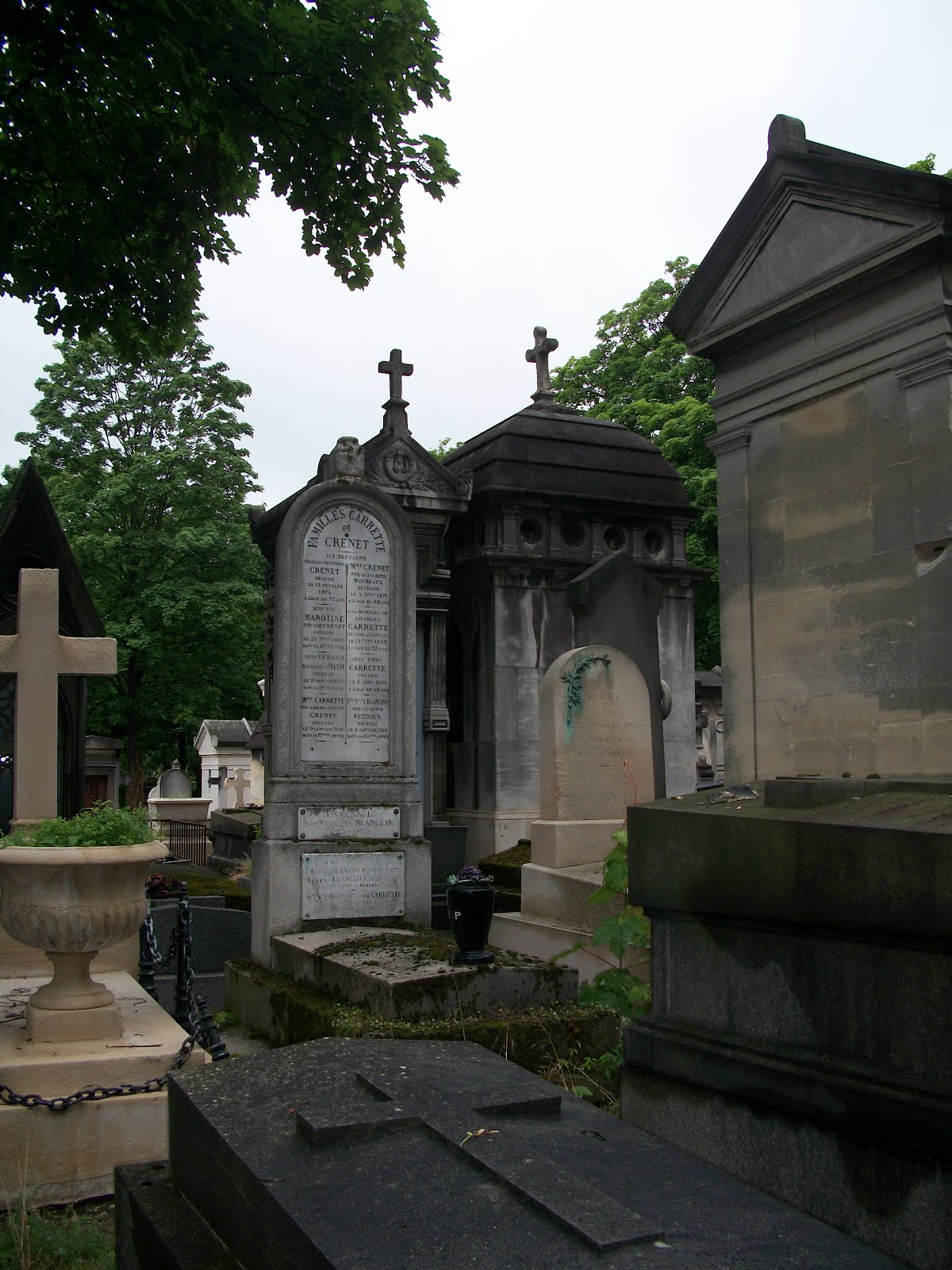 Памятники на кладбищах во франции