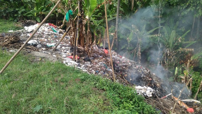 Sampah Yang Berasal Dari Pelabuhan ASDP Cabang Bakauheni Di Buang Di Pinggir Jalan