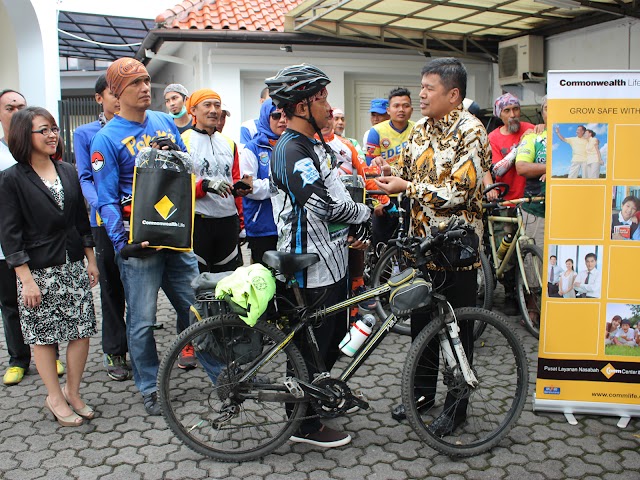 Commonwealth Life Bagikan Proteksi Asuransi Jiwa Gratis bagi Komunitas Pesepeda Bandung 
