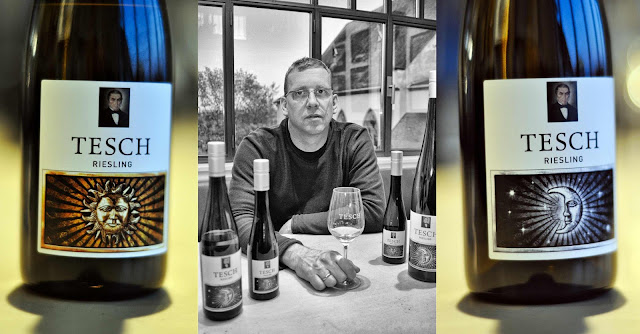 Winzer Martin Tesch mit seinen Rieslingen Sonne und Mond