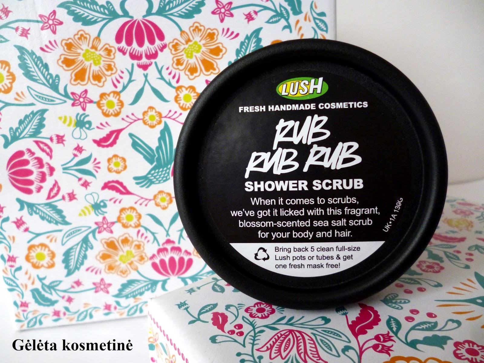 LUSH "Rub Rub Rub Shower Scrub" jūros druskos kūno šveitiklis su gėlių aromatu, tinkamas ir