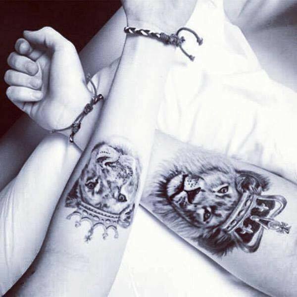 Featured image of post Imagenes De Tatuajes De Parejas De Leones En las diferentes fotos ver s tatuajes grandes y peque os en la espalda en el muslo o en las mu ecas hay dise os para todos los gustos