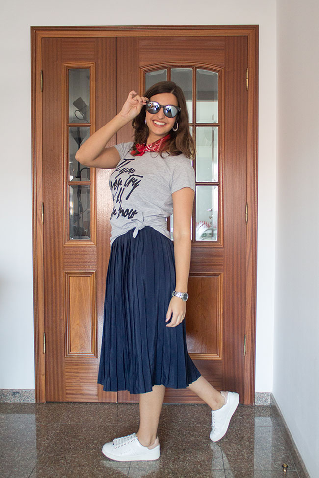 saia midi plissada preta com tenis