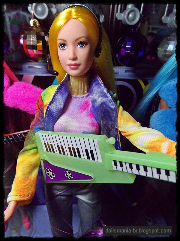 Dolls: Vitamin C doll & Barbie Jam' n Glam Tour Bus - Barbie's Friends