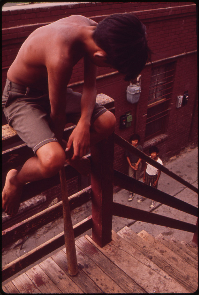 30 Striking Color Photographs Capture Everyday Life Of