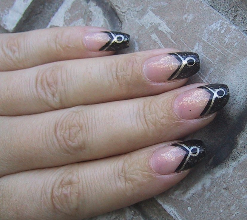 Frippery Digits: Black and Gold Chevron French Tips!