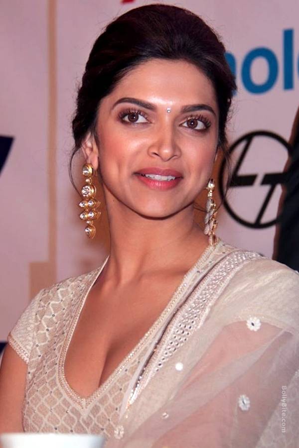 http://2.bp.blogspot.com/-B6GDp1IuCjw/UGPEWN5rbYI/AAAAAAAAfTU/mn9idVZwlYU/s1600/deepika_padukone_03.jpg