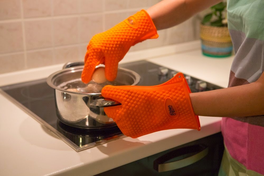 Oma Loves U!: Kitchen Mastery Silicone Grill Gloves Review #grillgloves