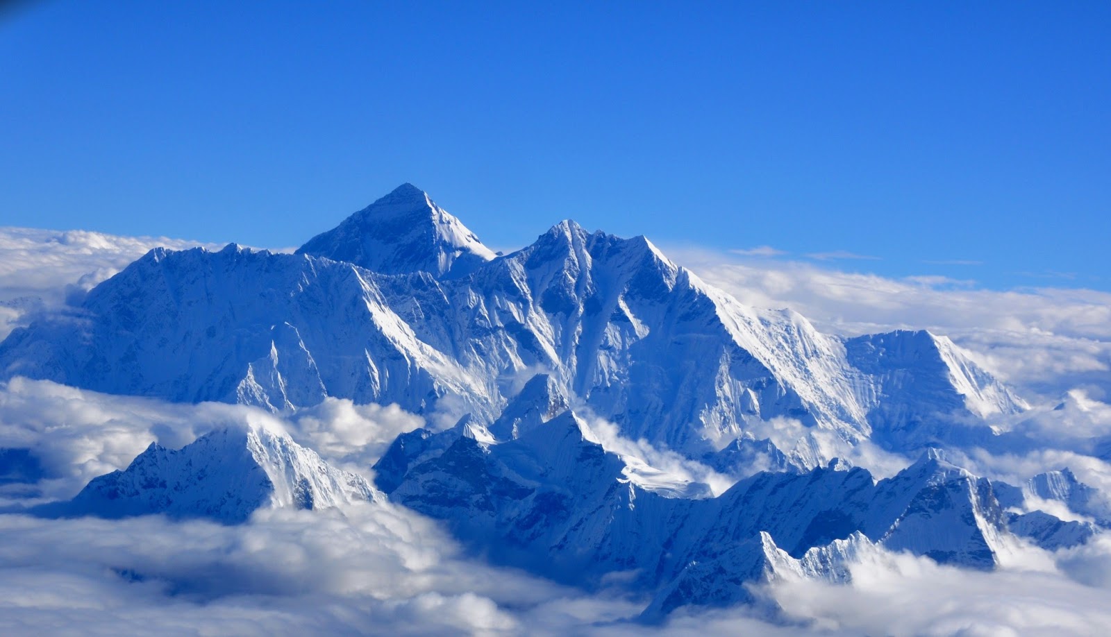 В каком направлении протягиваются горы гималаи. Джомолунгма. Фон Лазурные Эверест. Alpine -Himalayan Moutain. Himalayas view to Everest.