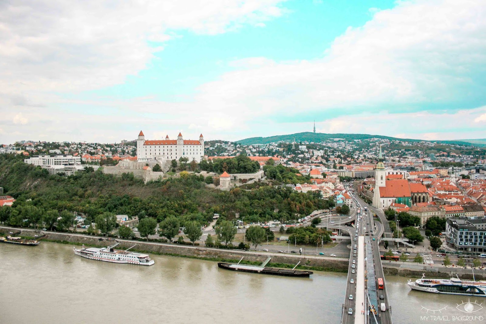 My Travel Background : visiter Bratislava, la capitale de la Slovaquie, en 1 jour - Pont MOST SNP et la tour UFO - Château de Bratislava