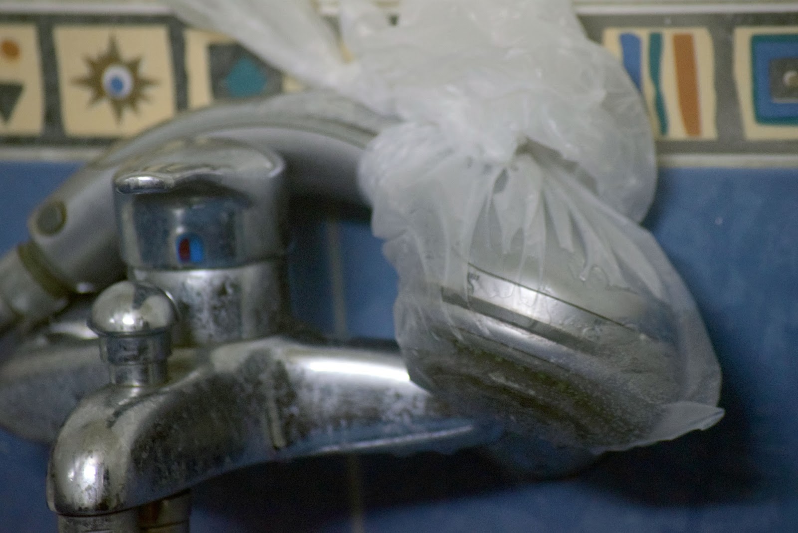 DIY remove hard water stain on shower head & unclogging shower head