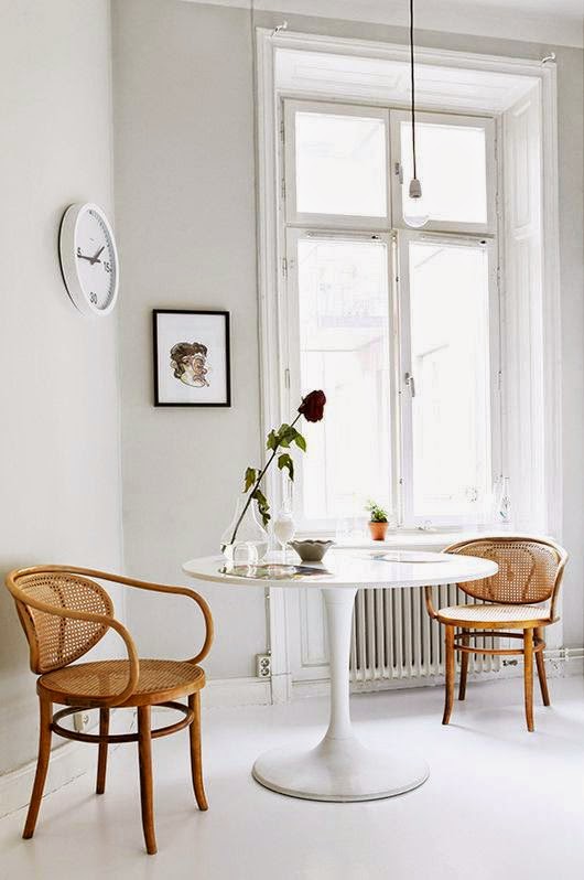 salon con deco silla thonet mesa tulip