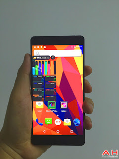 Spek Elephone P9000 Spek Elephone P9000 Semakin banyaknya penikmat smartphone di Dunia, semakin beranekaragam pula jenis smartphone yang dihadirkan ke publik. Smartphone dengan berbagai macam merk telah banyak menghiasi pasaran ponsel global. Berbagai Brand menghadirkan produk smartphone dengan berbagai penawaran teknologi yang diusungnya. Kini dengan semakin bertumbuhnya pengguna smartphone, diantaranya pasti ada yang merasa kurang puas dengan kinerja dari smartphone yang dimilikinya. Bisa jadi hal tersebut dikarenakan salah satu faktor spesifikasi yang diusung kurang menjanjikan, misalnya saja seperti kapasitas prosesor yang tidak begitu besar. Bagi yang merasakan hal demikian seperti diatas, kini Sobat gadget bisa memilih smartphone yang sangat menjanjikan. Karena telah didukung dengan prosesor super tangguh berkekuatan hingga 10 core (Deca-Core). Wow keren, bukan? Saat ini belum ada smartphone yang mengusung prosesor sebesar itu. Perkenalkan inilah Elephone P9000, smartphone pabrikan Tiongkok yang sudah berani mengusung prosesor Deca-Core tersebut. Tak terbayangkan bagaimana kinerja dari smartphone ini, pasti sangat mengasyikan. Melalui kehadiran Elephone P9000 yang menggunakan prosesor Deca-Core, menjadikan smartphone ini sebagai perangkat ponsel pintar pertama di Dunia yang mengusung prosesor 10-Core. Amazing! Selain prosesor yang super tangguh, smartphone ini juga sudah dibekali dengan chipset Helio X-20 yang merupakan generasi terbaru keluaran MediaTek. Untuk