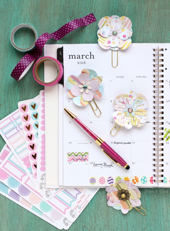 DIY Flower Planner Clips: Make cute floral planner clips from paper! An easy way to add personality to your planner. | www.pitterandglink.com