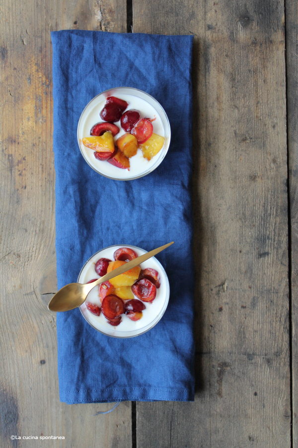 coppette di yogurt con pesche e ciliegie grigliate