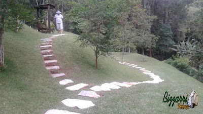 Execução do caminho de pedra no jardim com pedra cacão de São Tomé branca e as escadas também com a pedra São Tomé tipo cacão no jardim.
