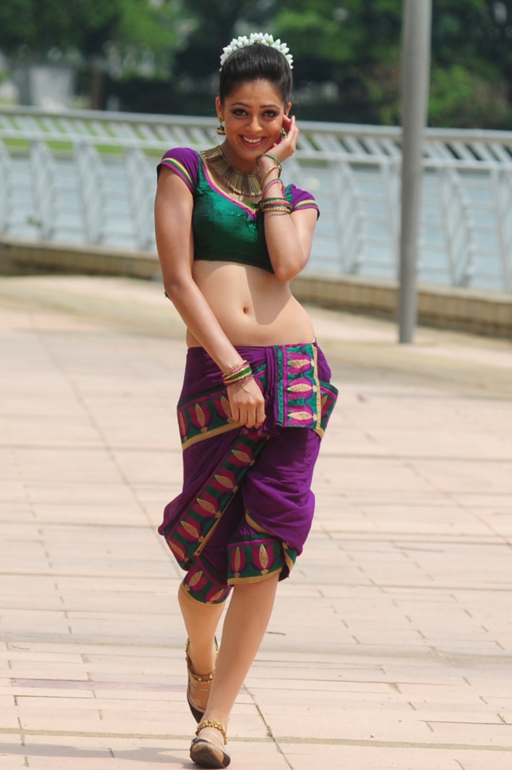 Actress Parvathi melton navel show photos