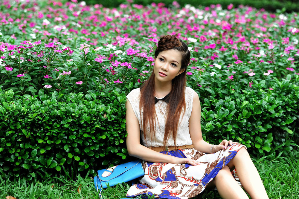 Pham Thi Truong An so charming beside flowers | Girl Xinh