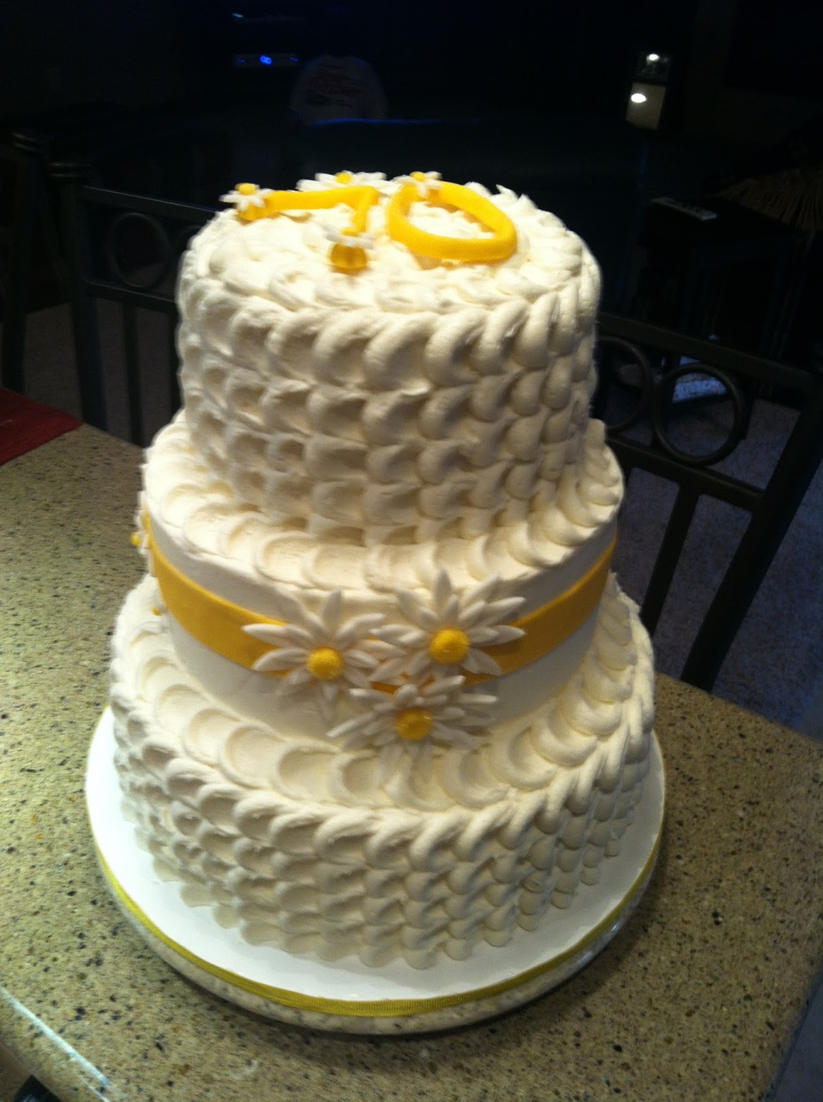Treat Dreams Basic Buttercream Daisy Cake