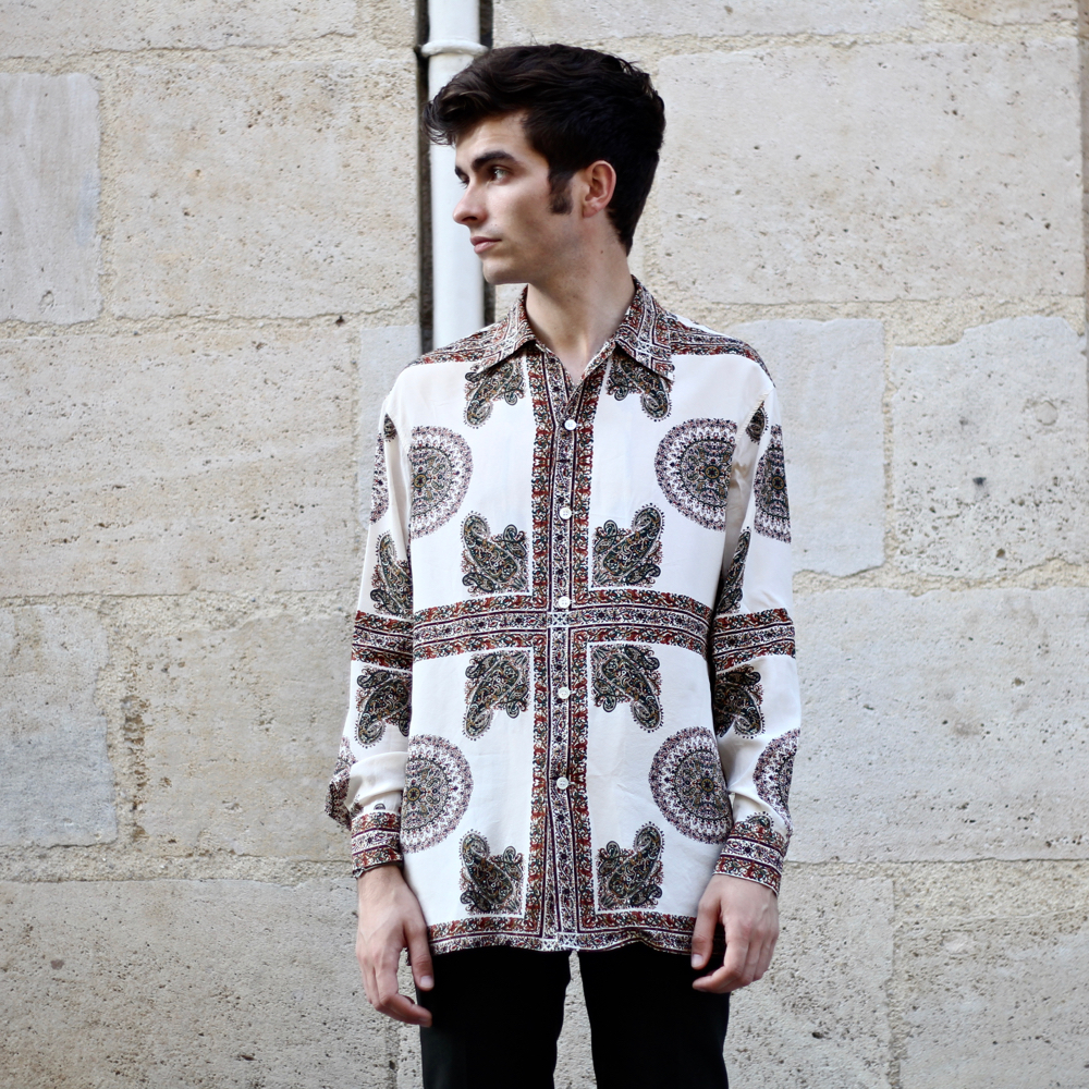 BLOG-MODE-HOMME-VOYAGE-STYLE_chemise-soie-equipment-veste-kimono-ceinture-croisee-noyoco-saharienne-chaussures-boucle-céline-bordeaux-paris