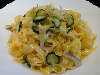 fettuccine di mais con zucchine e fiori  dell'orto