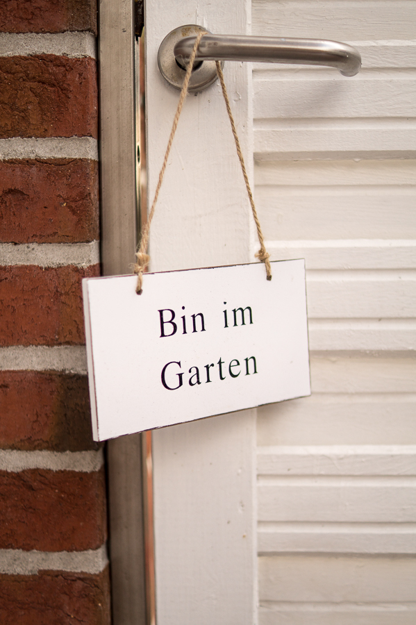Blog + Fotografie by it's me | fim.works | Ein Garten im Norden | Schild Bin im Garten