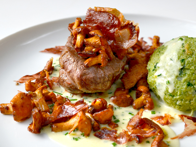 Grüsse aus der Küche: Kalbsfilet mit Grünem Knödel, Reherl und ...