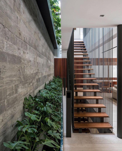 101 planos de casas: 10 diseños de las escaleras flotantes más interesantes