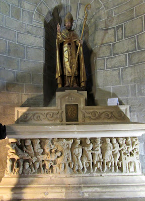 Ruta en coche por el país cátaro Escultura de San Hilaire. Abadía de Saint Hilaire. País de los Cátaro
