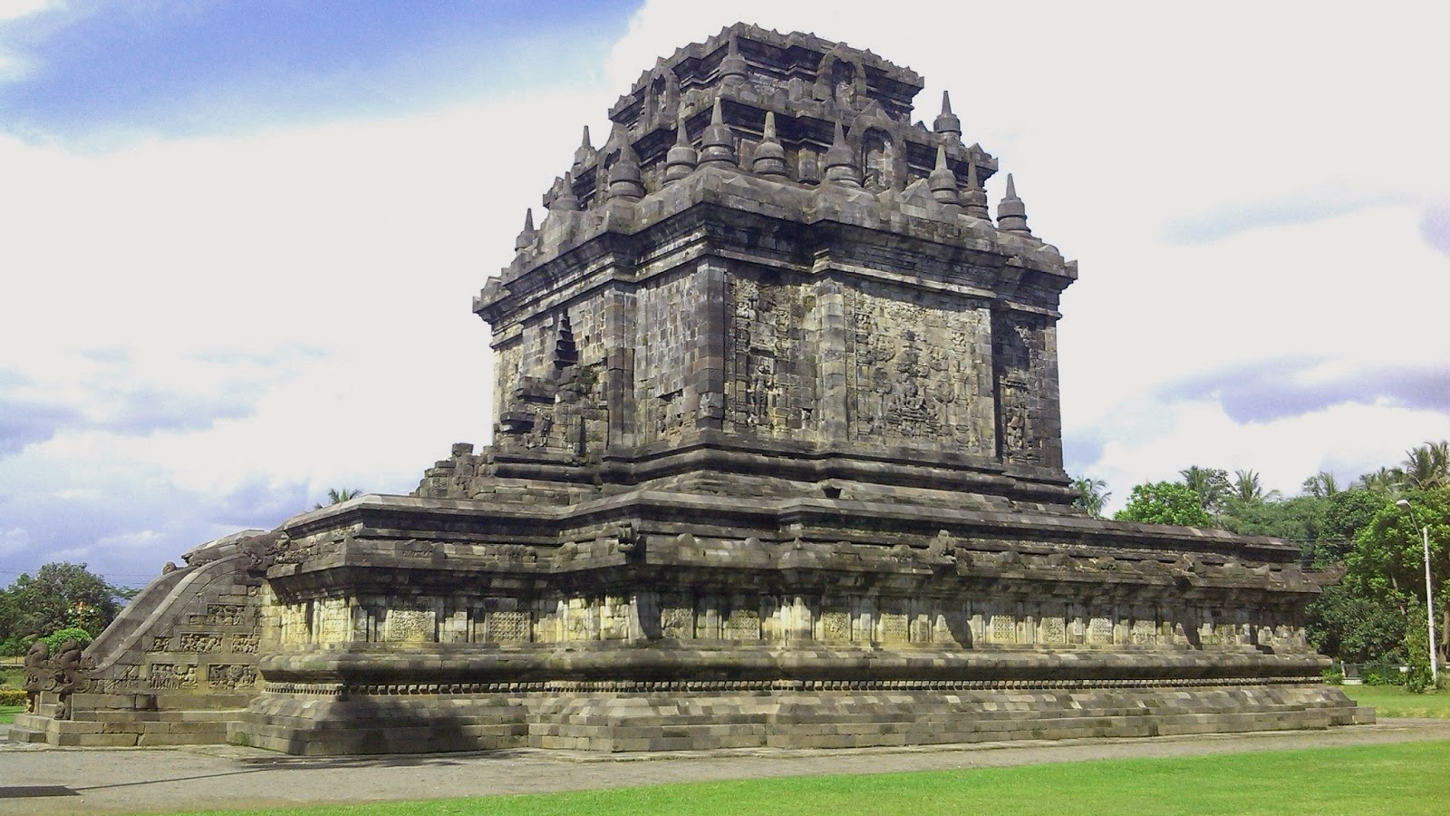 VeronikaDiahKusumawati: Relief Menawan di Candi Mendut