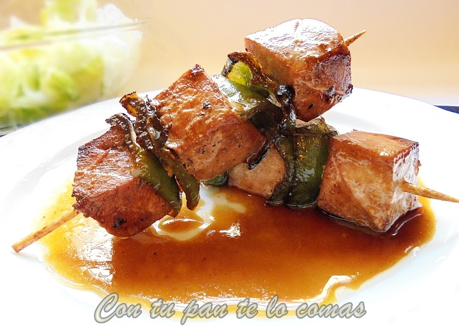 Brochetas de atún marinado con salsa de naranja