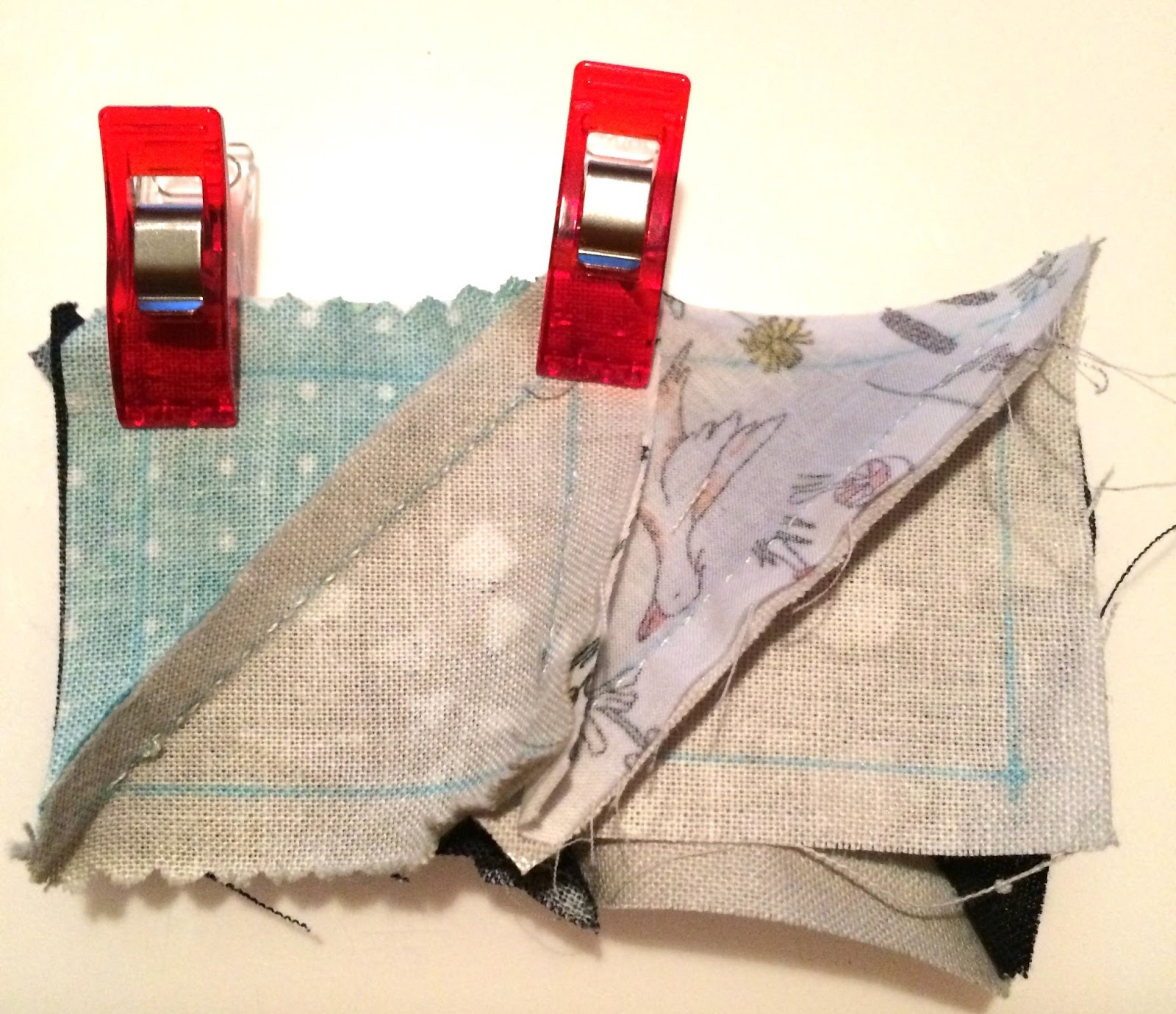 hand piecing a quilt / CHARM ABOUT YOU