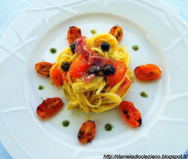 linguine con pomodori datterini gialli, capperi e coppa piacentina dop