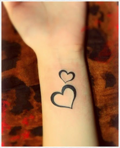 Coração pequeno tatuagens no pulso