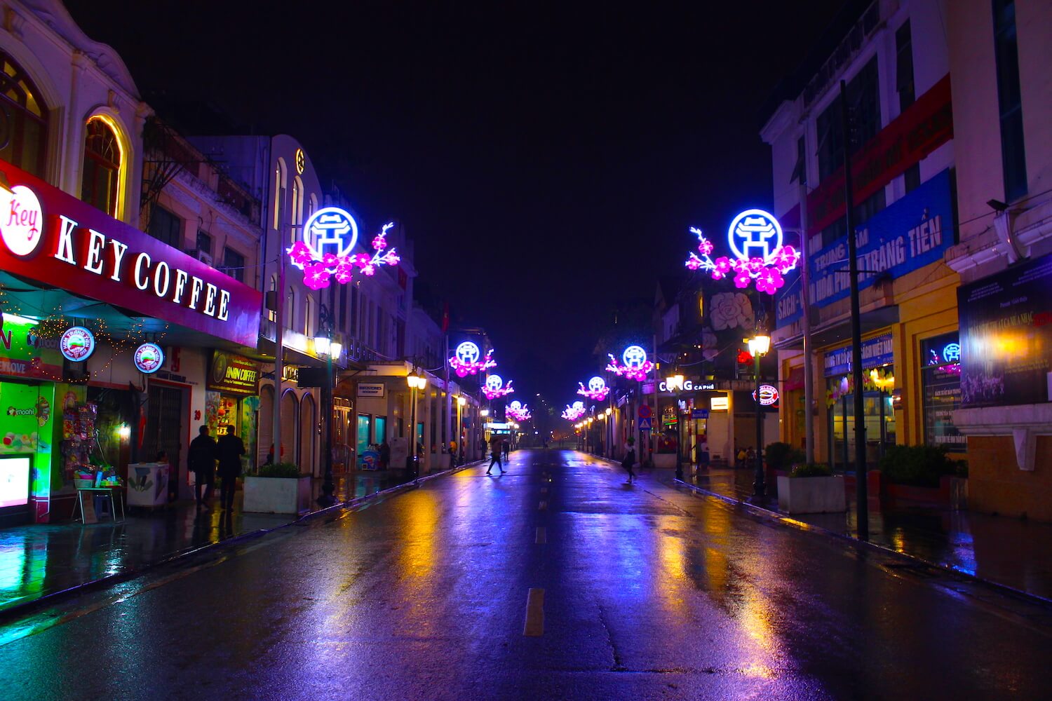 french quarter hanoi at night