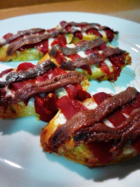  MONTADITOS CALIENTES DE ANCHOAS CON PIQUILLO Y MOZZARELLA / CONSERVAS JUANJO 
