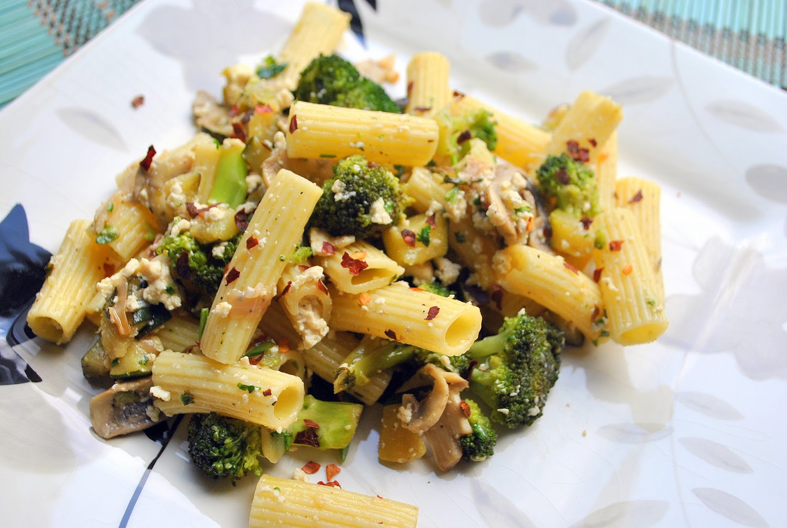 Pasta with Zucchini, Mushrooms & Broccoli (Pasta com Abobrinha