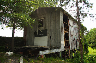 Sluice-gate control building