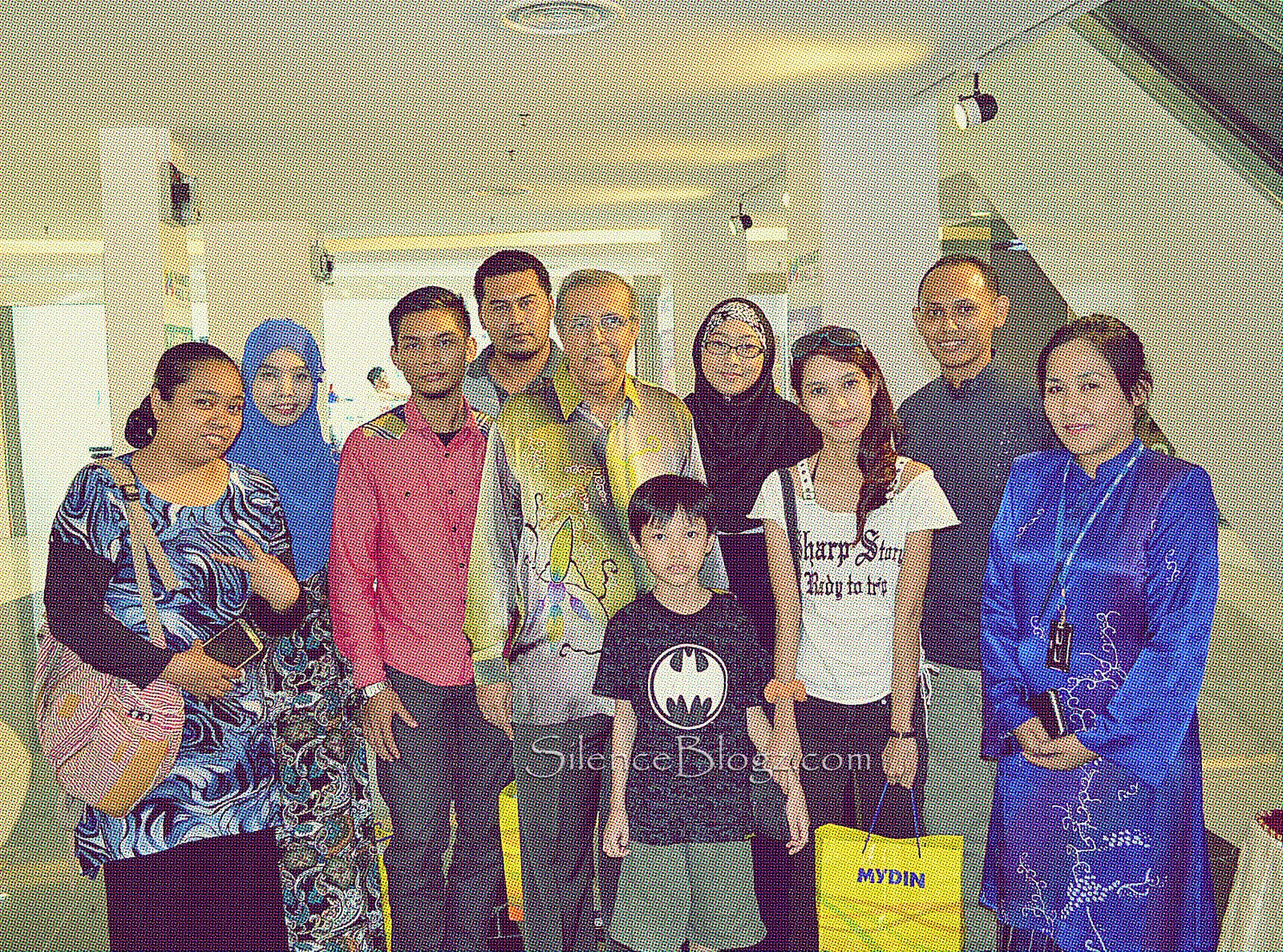 Barisan Blogger yang menyertai pembukaan Mydin Mart di Market hall