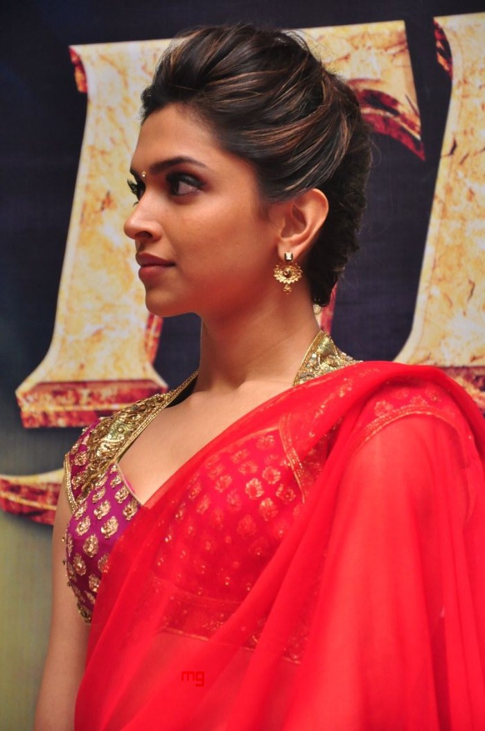 Celebraity S Hot And Sexy Images Red Hot Bollywood Actress Deepika Padukone In Red Saree At Rana
