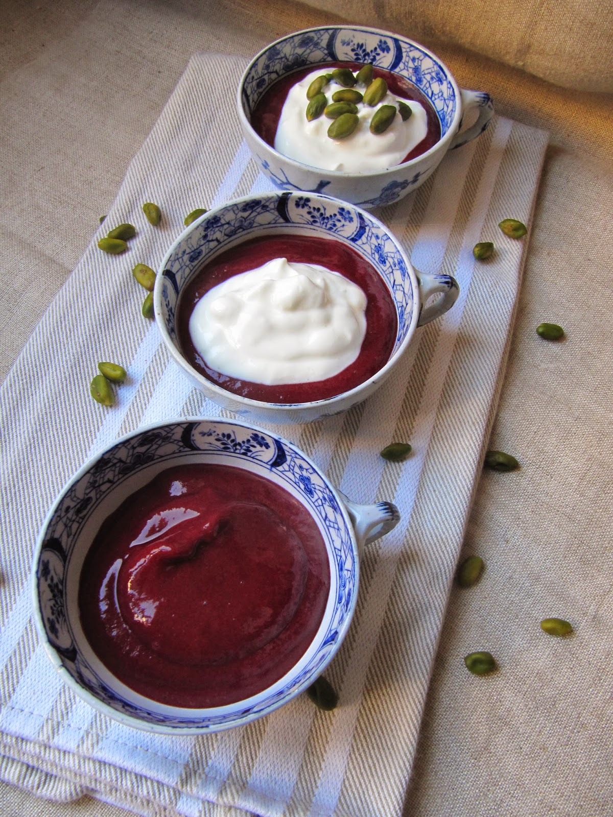 La cuisine d'ici et d'ISCA Compote de pêches de vigne au fromage blanc