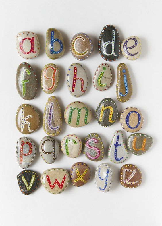Piedras decoradas con letras abecedario