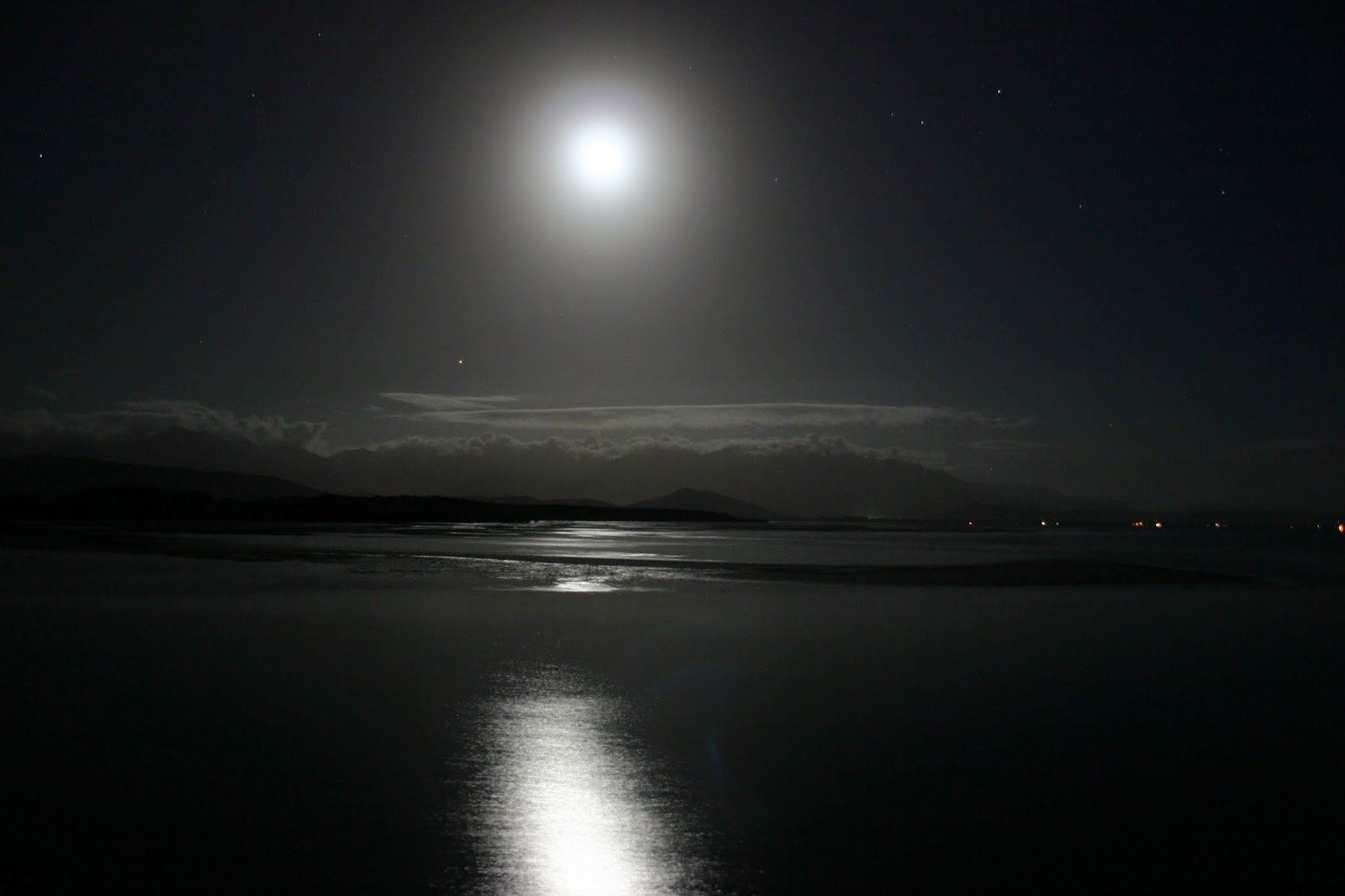 Луна озера ночи. Лунная ночь. Лунный пейзаж. Ночь озеро Луна. Озеро ночью.