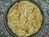 Papas fritas cubriendo el molde