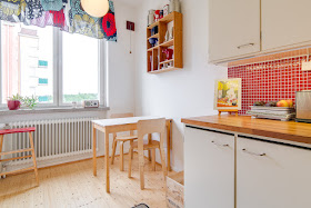 50-luvun keittiö, artekin tuoli, marimekon verho, vaaka, keittiö, punaiset laatat, Samu Franzen