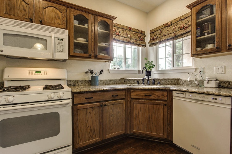 Emily Burn Kitchen Makeover/ Painting our Kitchen